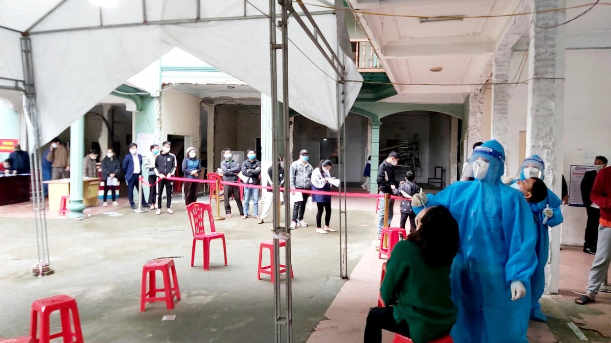 Đến trưa ngày 11/2, số lượng người dân đến xét nghiệm Covid-19 vẫn còn rất đông (Ảnh chụp tại BV Cửa Đông Nghệ An 13h10 ngày 11/2).