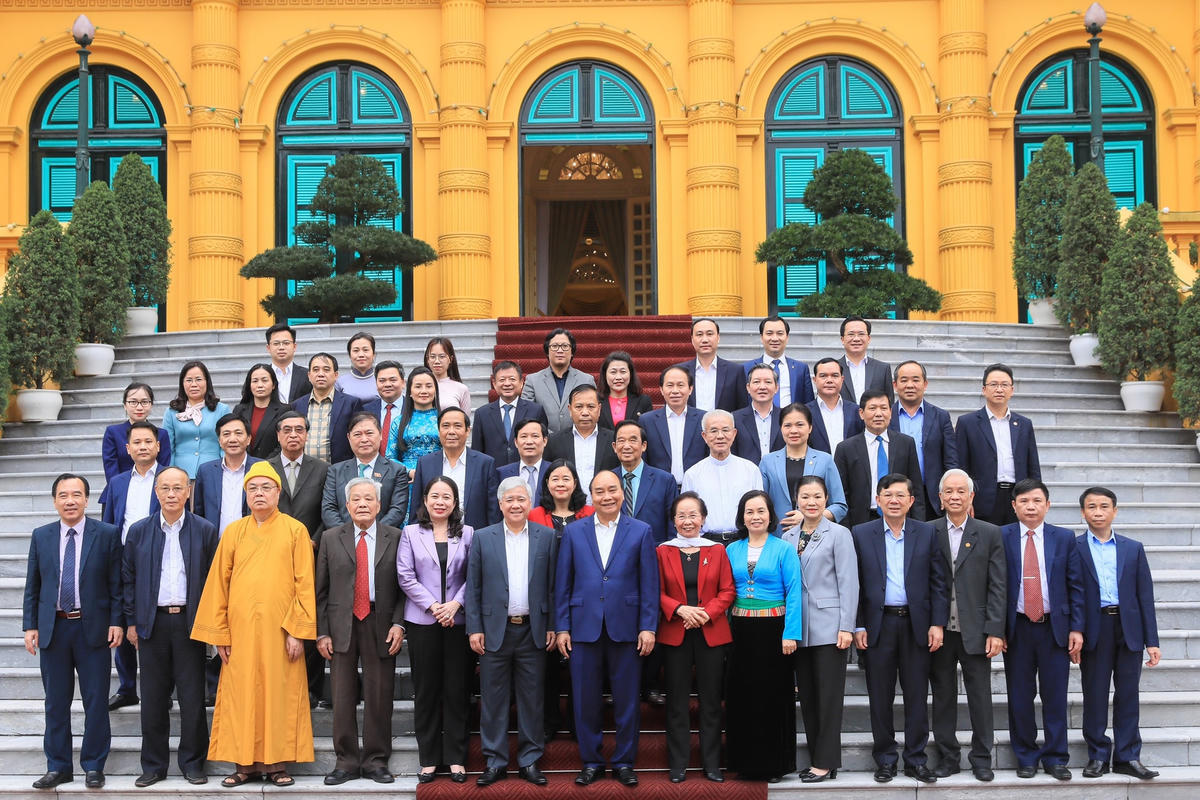 Chủ tịch nước Nguyễn Xuân Phúc chụp ảnh lưu niệm với các đại biểu.