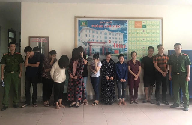 10 đối tượng bị công an bắt giữ và khởi tố.