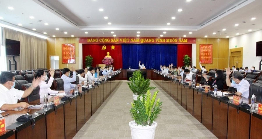 Các đại biểu biểu quyết tại cuộc họp Ủy ban Bầu cử đại biểu Quốc hội khóa XV và đại biểu HĐND tỉnh nhiệm kỳ 2021-2026.