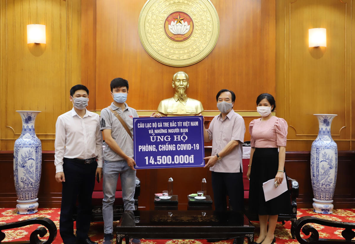 Phó Chủ tịch Ngô Sách Thực tiếp nhận ủng hộ từ Câu lạc bộ Gà tre Bắc Tít Việt Nam và những người bạn.