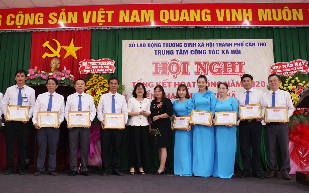Tôn vinh người làm nghề công tác xã hội.