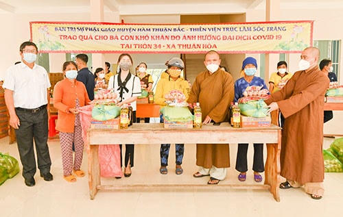 Trao quà cho bà con đồng bào  DTTS có hoàn cảnh khó khăn tại thôn 34 xã Thuận Hòa. 
