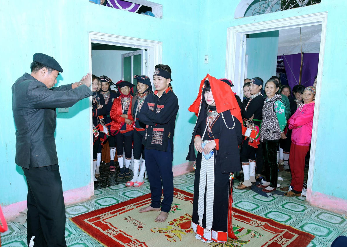 Đám cưới người Dao bây giờ vừa mang đậm bản sắc văn hóa vừa hiện đại.
