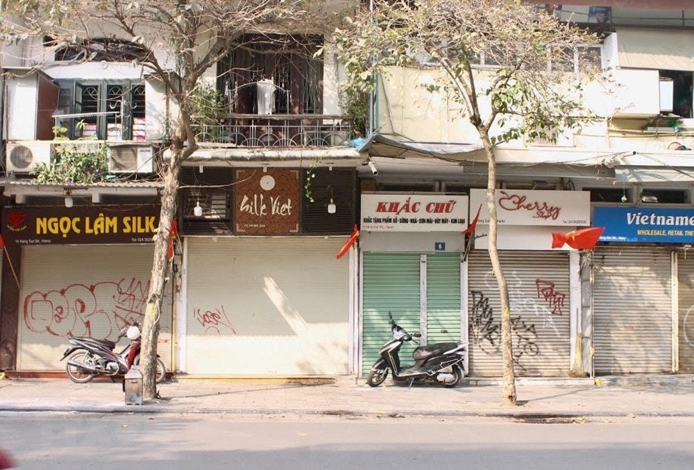 Cửa hàng ngừng kinh doanh trên phố Hàng Gai do không có khách, doanh thu không đủ để tiếp tục trụ lại. Ảnh hưởng của dịch Covid-19 đã làm tê liệt mọi hoạt động kinh doanh. (Ảnh: Minh Nghĩa/TTXVN).
