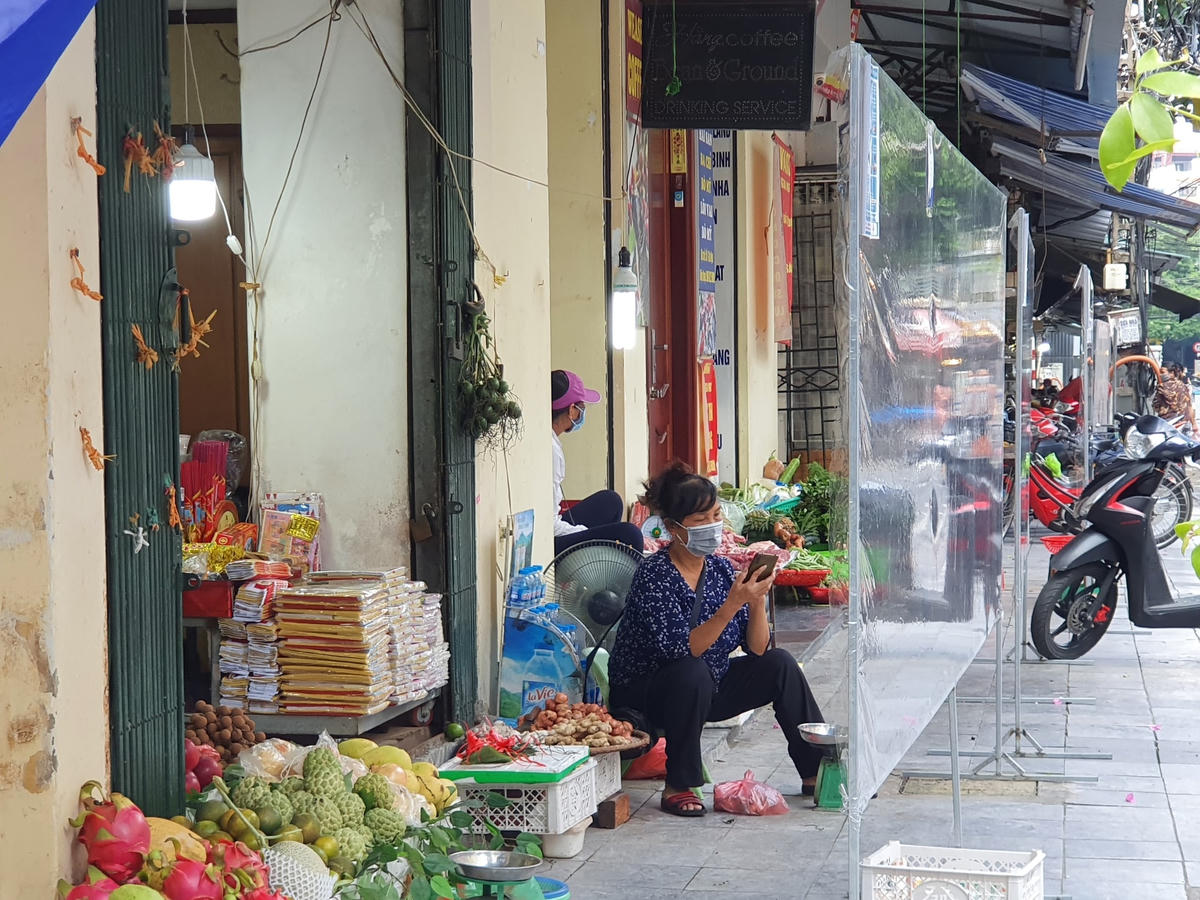 Tình trạng hàng bán chậm, chợ vắng đìu hiu đã quen thuộc với các tiểu thương tại chợ Hàng Bè cả một tuần nay kể từ khi chợ hoạt động trở lại.