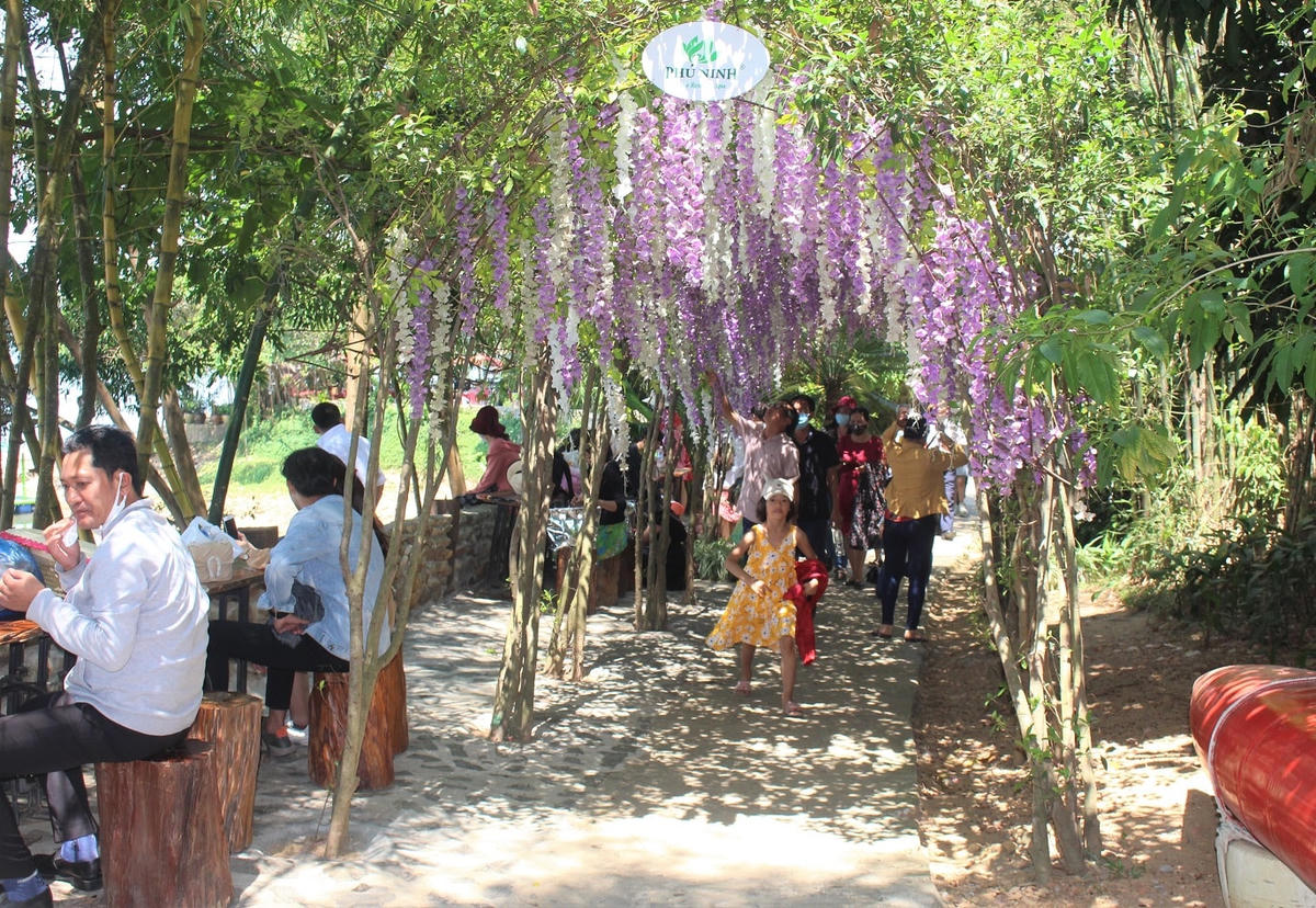 Du khách thăm quan Khu du lịch sinh thái Phú Ninh.
