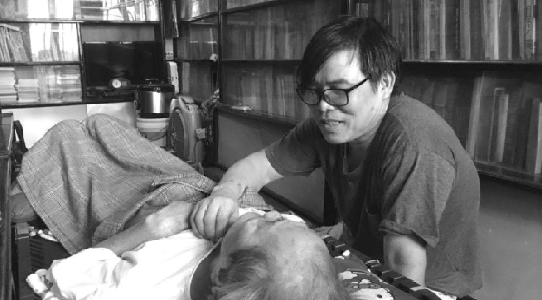 Anh Bùi Sơn Định chăm cha - nhà văn Sơn Tùng.