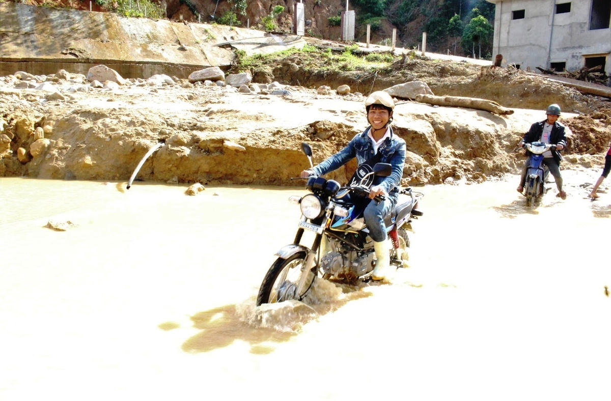 Dù được thông tuyến nhưng con đường vẫn còn bùn lầy.