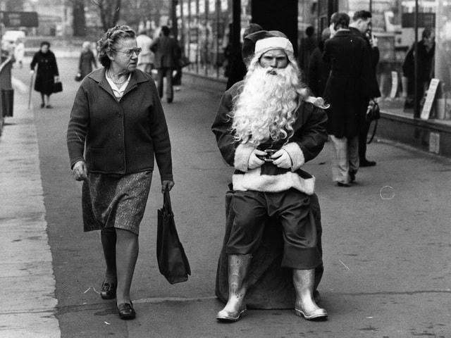Ông già Noel này trông có vẻ không được... tươi tỉnh cho lắm. Ảnh chụp hồi năm 1975.  