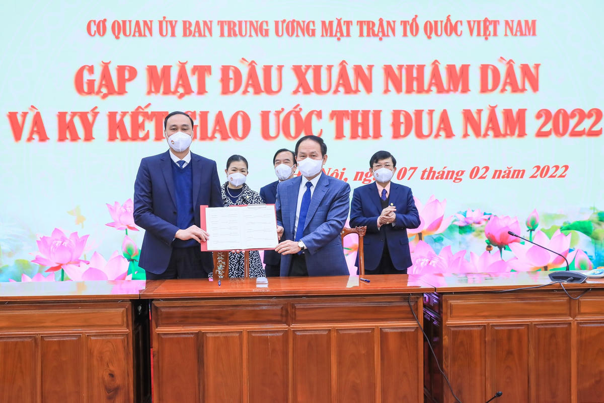 Ký kết giao ước thi đua năm 2022 giữa Thủ trưởng cơ quan và Công đoàn cơ quan UBTƯ MTTQ Việt Nam.