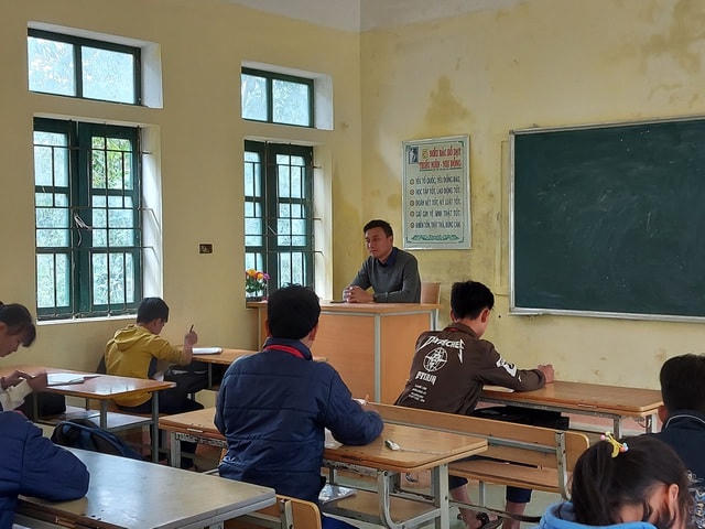 Thầy Trần Ngọc Hải đã gắn bó với ngôi trường trên đỉnh Cao Sơn này suốt 15 năm kể từ khi trường chỉ là một điểm lẻ với vài tấm gỗ ghép thành phòng học.  