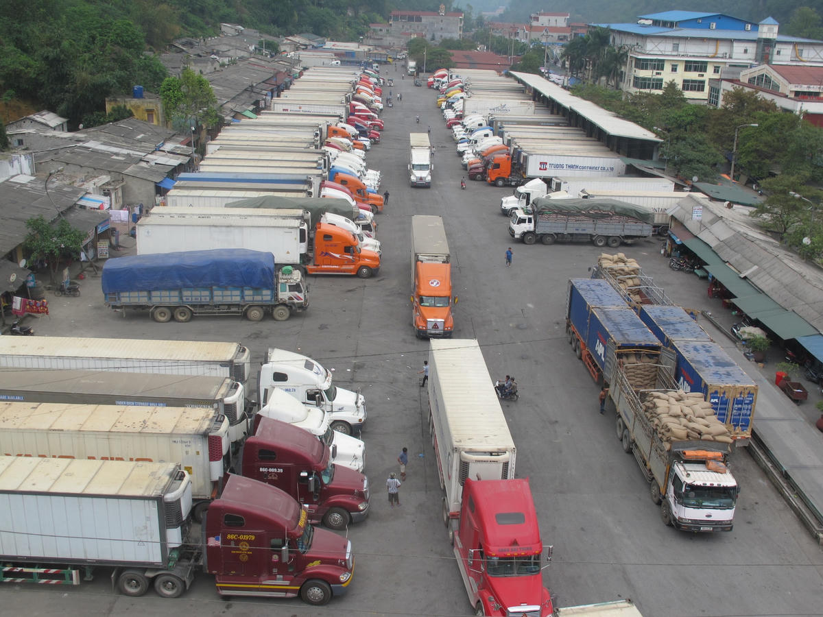 Hàng trăm xe container chở hàng nông sản bị tắc tại khu vực Cửa khẩu Tân Thanh (Lạng Sơn).