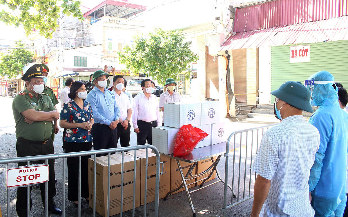 Phó Bí thư Thường trực Thành ủy Nguyễn Thị Tuyến kiểm tra công tác phòng chống dịch Covid-19 tại chốt kiểm soát dịch thôn Kênh Đào, xã An Mỹ, huyện Mỹ Đức, Hà Nội.