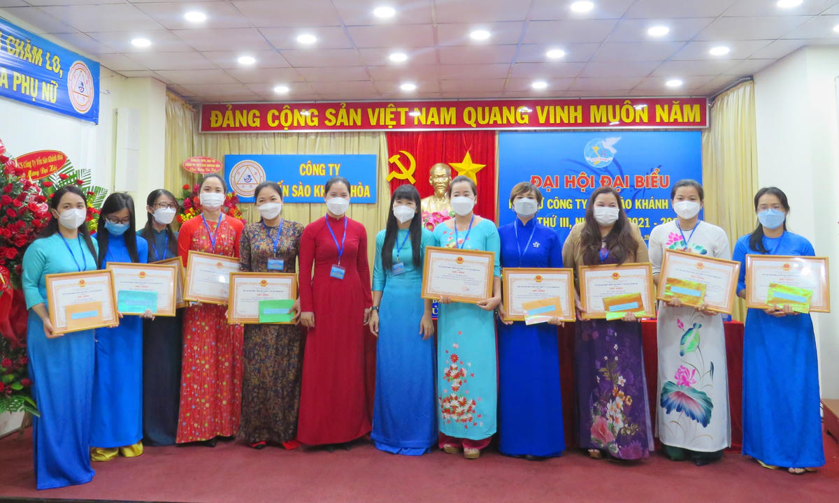 Lãnh đạo Công ty Yến sào Khánh Hòa tặng giấy khen cho phụ nữ tiêu biểu của công ty.