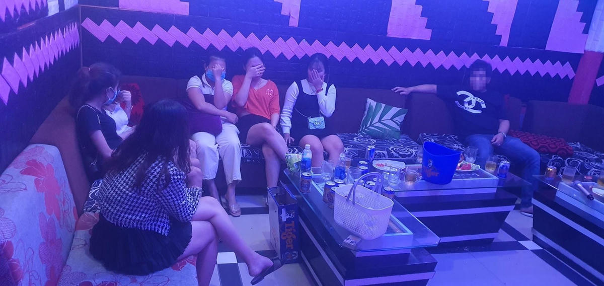 Các nam thanh, nữ tú hát karaoke giữa mùa dịch Covid-19.