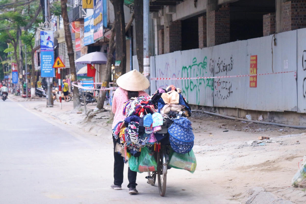 Người phụ nữ bên chiếc xe bán hàng rong trong những ngày đại dịch.