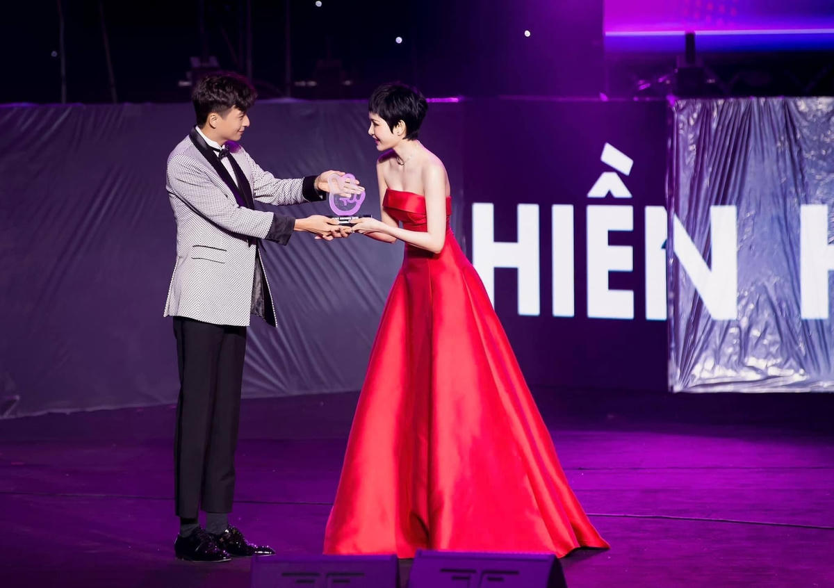 Hiền Hồ tự hào khi được nhân jgiải thưởng "Best VPop Comeback" tại V-Live Awards 2021. "Thêm một thành tựu nữa của MV Gặp Nhưng Không Ở Lại, đây là công sức và tâm huyết của hơn 200 anh em trong ekip.