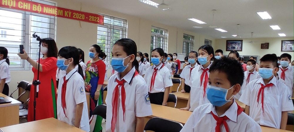 Do ảnh hưởng thời tiết, học sinh trường THCS Hùng Vương (quận Hồng Bàng) dự khai giảng tại hội trường.