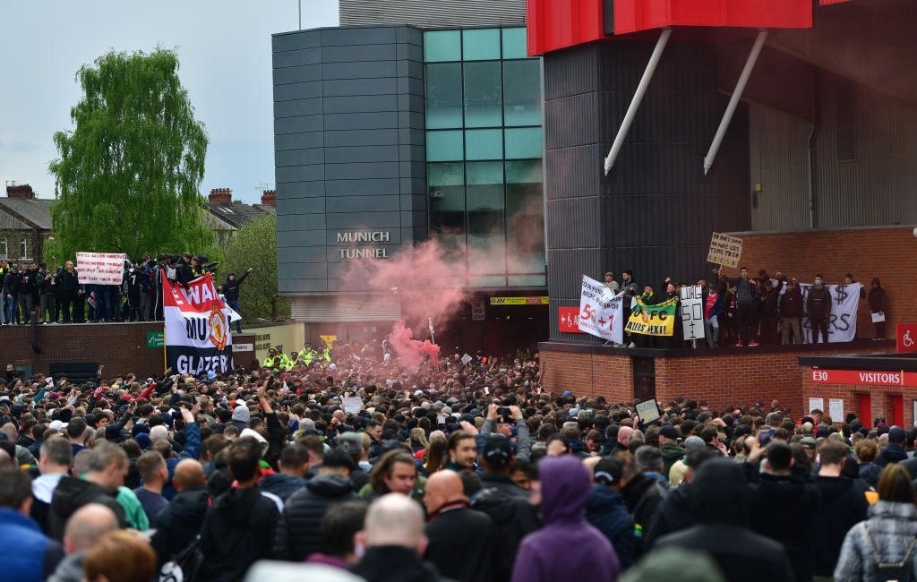 Đông nghẹt cổ động viên của Man Utd phản đối nhà Glazer tập trung trước Old Trafford.