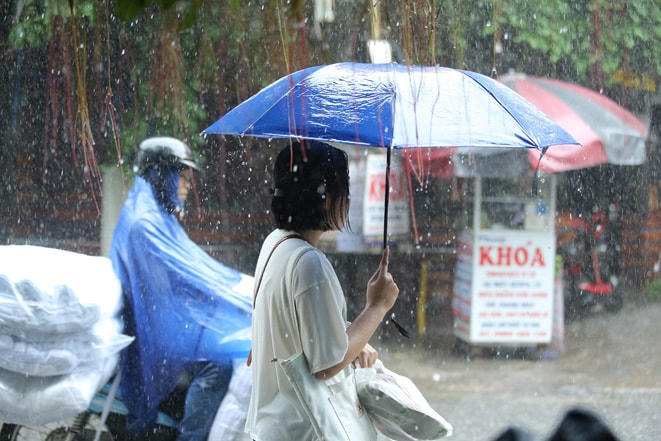 Dự báo những ngày tới, nhiều khu vực trong cả nước có mưa, dông tập trung vào chiếu tối và đêm, trong cơn dông có khả năng xảy ra lốc, sét.
