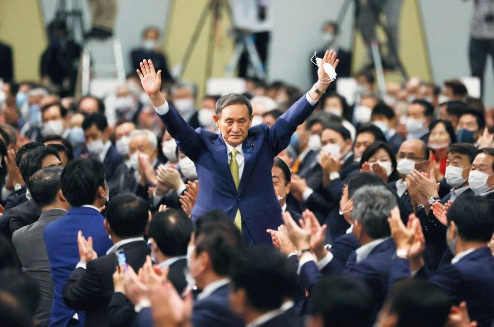 Ông Suga Yoshihide trong vòng vây những người ủng hộ. Ảnh: AP.