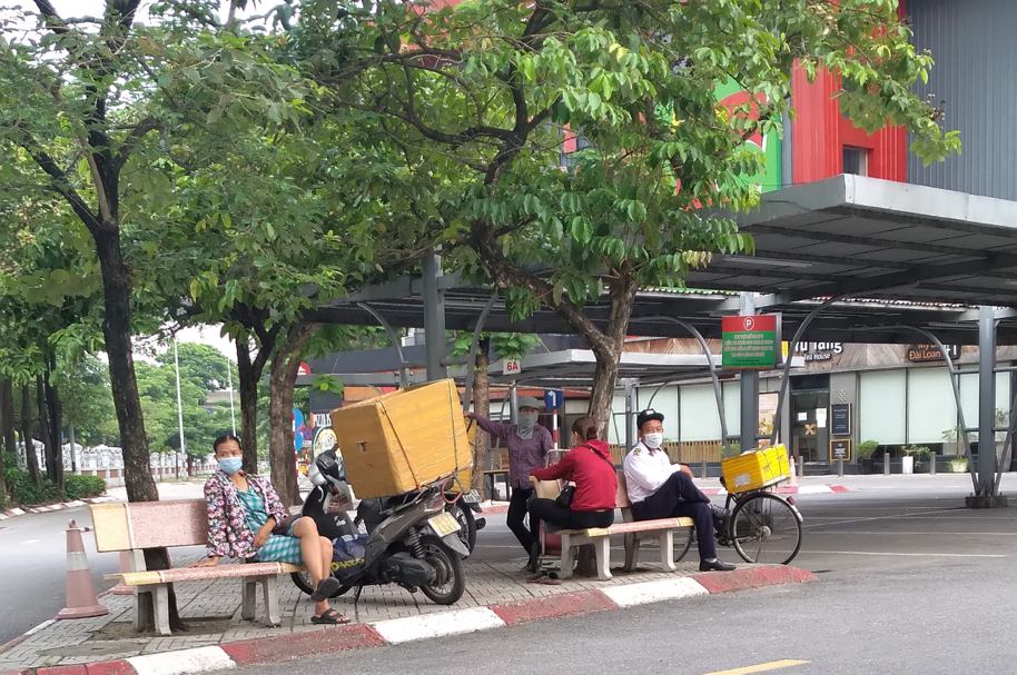 Hầu hết những người mua hàng tại siêu thị sáng nay kiêm luôn người vận chuyển