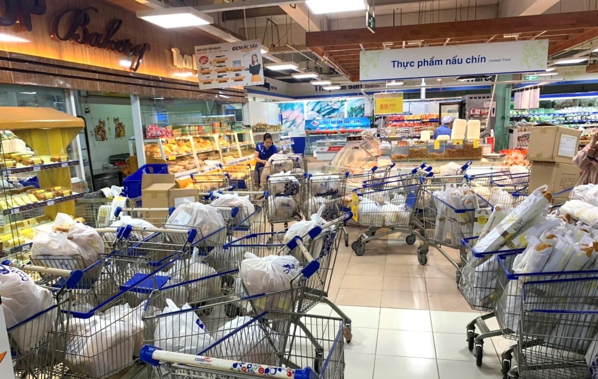 Số lượng hàng hóa đặt online tăng vọt.