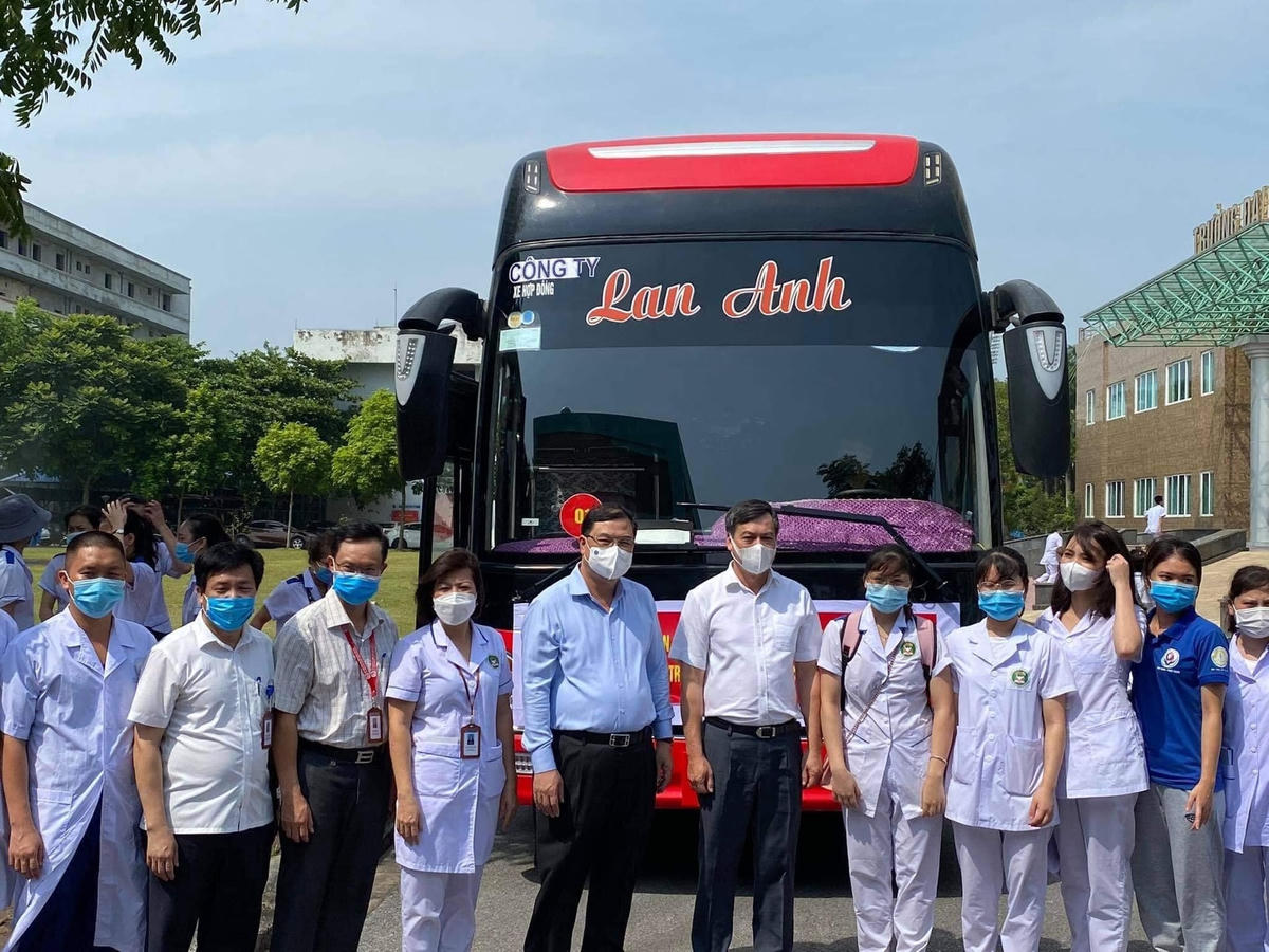 Lãnh đạo tỉnh Nam Định ra tận xe, động viên và chụp ảnh lưu niệm cùng đoàn. Theo đó, cả đoàn gồm 10 giảng viên, 225 sinh viên điều dưỡng của hai khóa 13, 14. Trước khi lên đường, đoàn được một số tập thể, cá nhân ở Nam Định tặng tiền, trang thiết bị y tế…