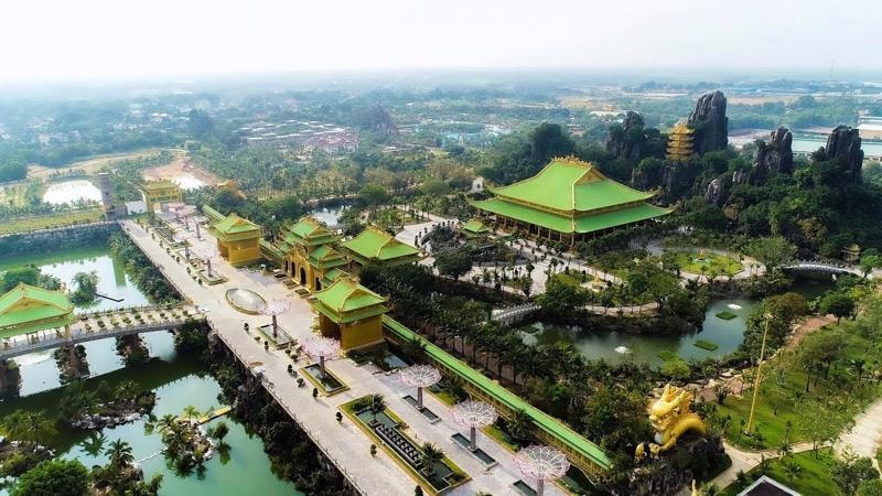 Khuôn viên khu du lịch Đại Nam. 