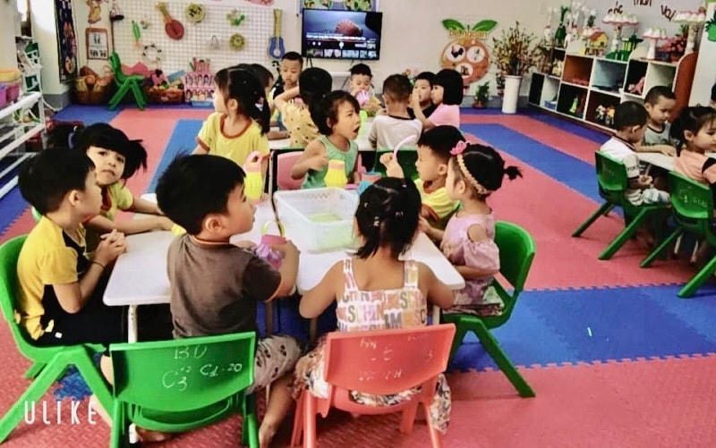 Học sinh mầm non đang học tập trực tiếp tại trường.