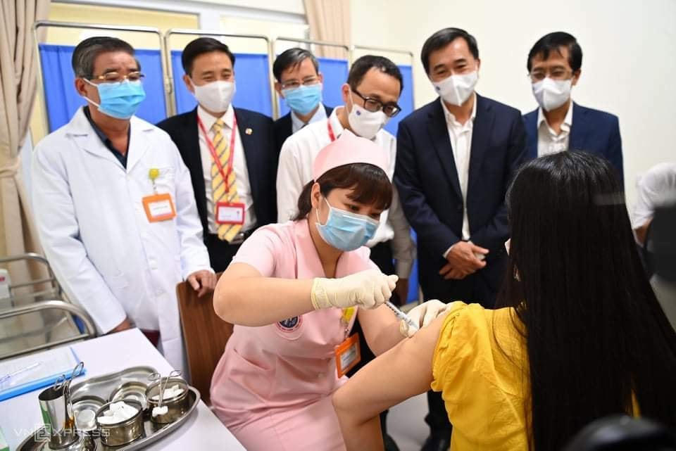 1 trong 6 tình nguyện viên tiêm vaccine Covivac đầu tiên, ngày 15/3.