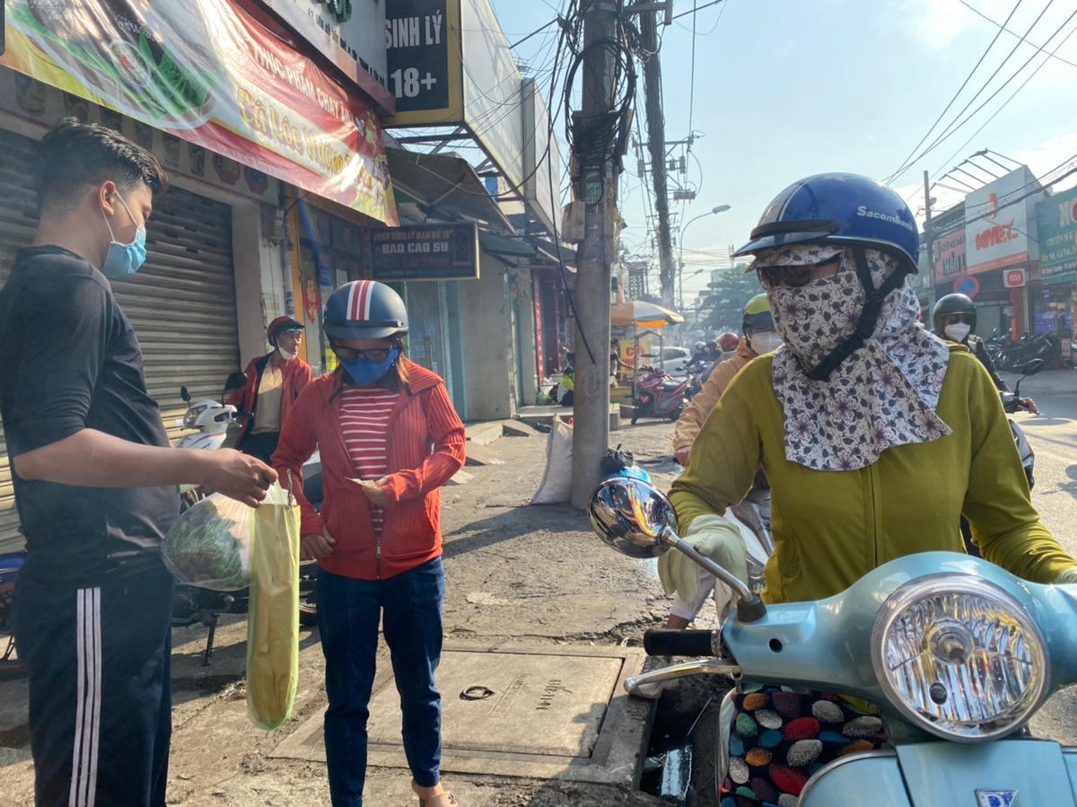 Khách mua cá lóc nướng từ rất sớm. Theo nhiều chủ tiệm, họ có thể bán tới chiều tối cùng ngày vì nhiều người bận công việc tới chiều đi làm về mới mua.