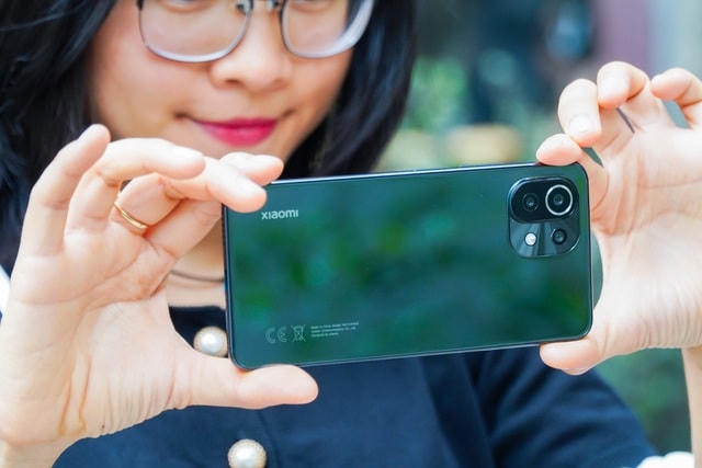 Xiaomi Mi 11 Lite - Mi 11 Lite là phiên bản rút gọn của chiếc Mi 11 mà Xiaomi đã ra mắt tại thị trường Việt Nam vào cuối tháng 2. Ngoại hình tổng thể của mẫu máy này sở hữu khá nhiều điểm tương đồng so với phiên bản Mi 11 cao cấp nhưng được làm vuông vức và bóng bẩy hơn. Trọng lượng của máy tương đối nhẹ, chỉ 157 gram cùng với độ mỏng 6,81 mm giúp cho người dùng có thể dễ dàng cầm nắm và sử dụng thiết bị bằng một tay. Xiaomi Mi 11 Lite được trang bị bộ xử lý Snapdragon 732G, dung lượng RAM 8 GB cùng bộ nhớ trong 128 GB. Xiaomi Mi 11 Lite được giới thiệu tại thị trường Việt Nam với mức giá 8 triệu đồng.