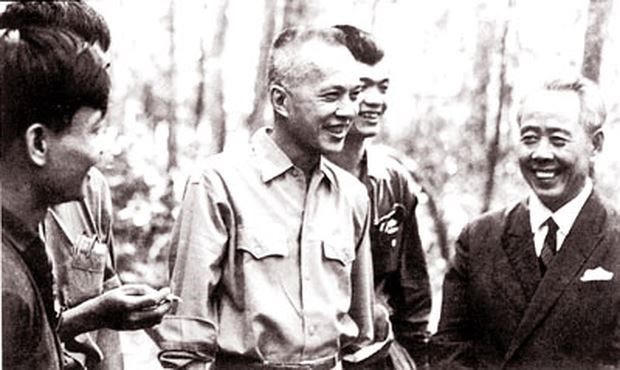 Cố Luật sư Nguyễn Hữu Thọ (giữa).