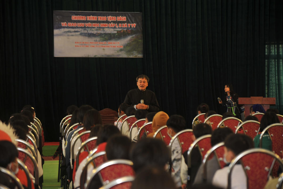 TS Mai Thanh Sơn chia sẻ với các em học sinh.