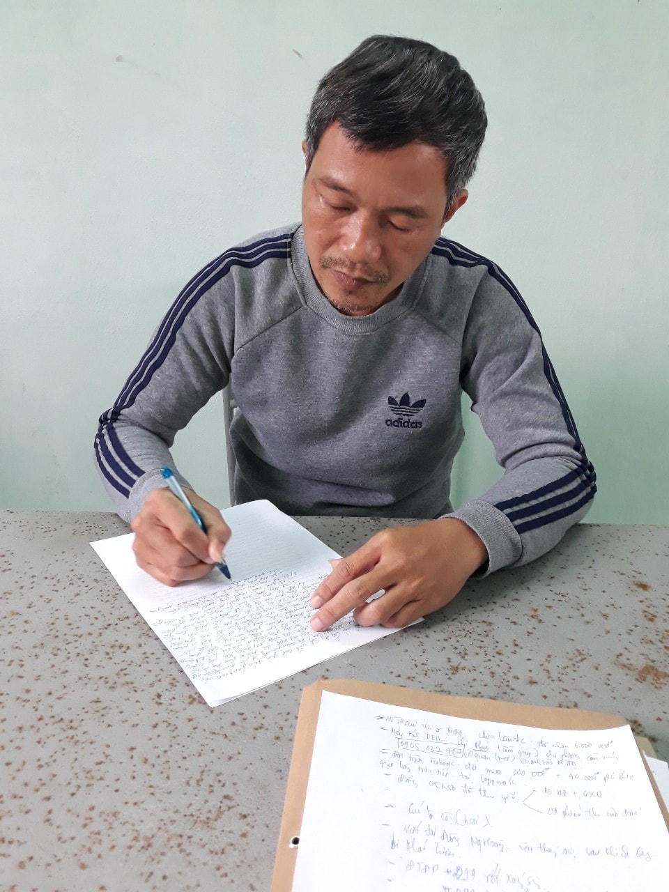 Đối tượng Hồ Nguyễn Đính tại cơ quan Công an.