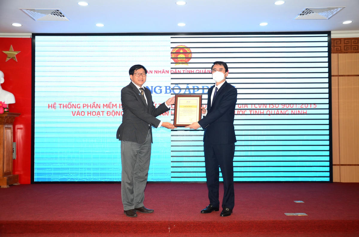 Trường ĐH Cần Thơ trao chứng nhận bản quyền phần mềm ISO điện tử cho tỉnh Quảng Ninh.