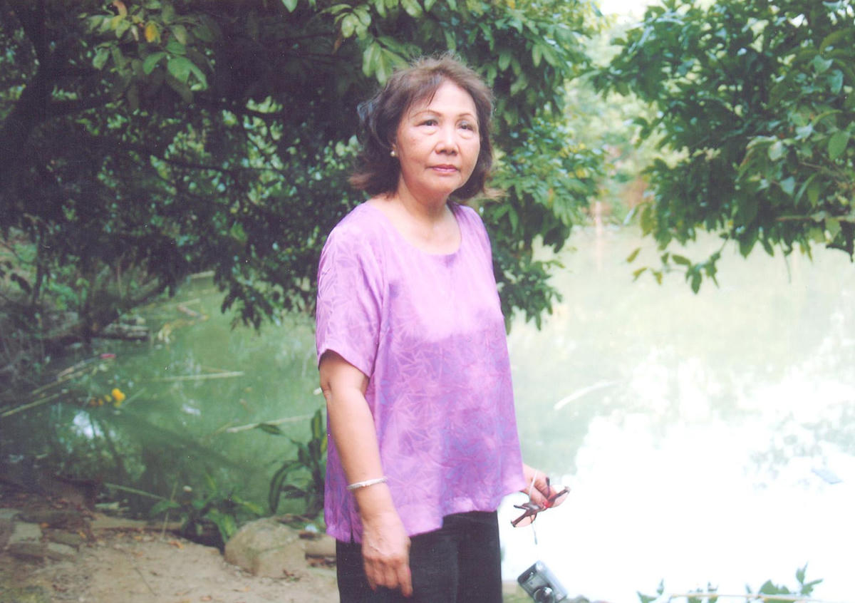 Bà Nguyễn Tường Nhung (con gái nhà văn Thạch Lam) bâng khuâng trước ngôi nhà khi về thăm quê Cẩm Giàng.