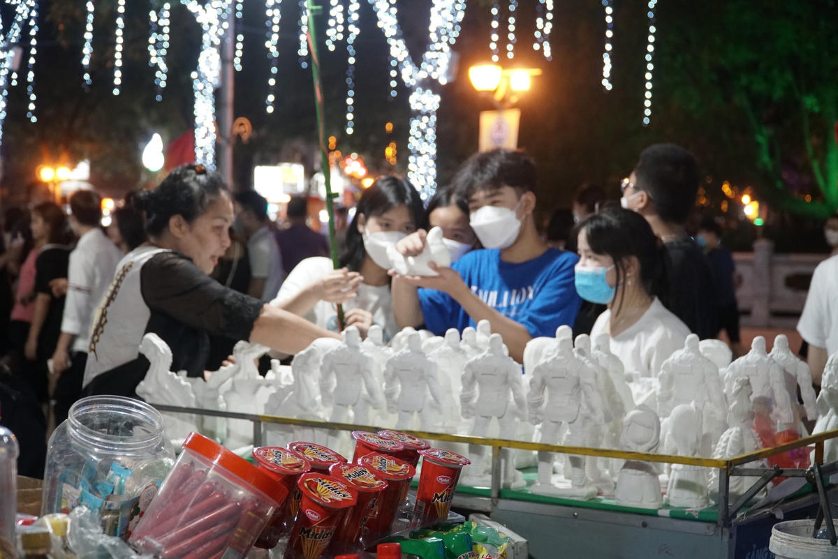 Dòng người đông nghịt trên phố đi bộ thành cổ Sơn Tây ngày đầu khai trương