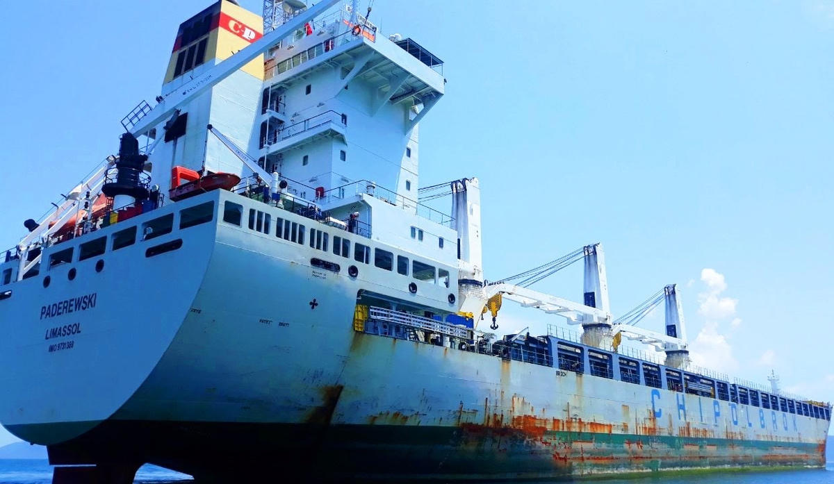 Tàu Paderewski neo đậu trái phép trong vùng nội thủy Việt Nam. (Ảnh CTV).