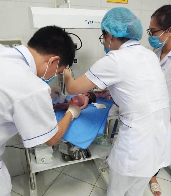 Đến chiều 27/7, cháu bé đang được Bệnh viện Nhi Thái Bình cấp cứu.