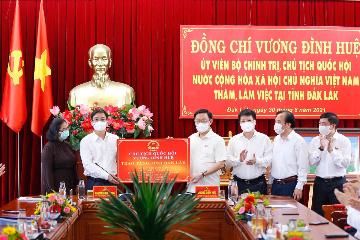 Chủ tịch Quốc hội Vương Đình Huệ trao tặng quà cho tỉnh Đắk Lắk