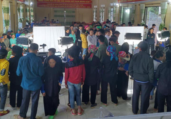 Rất đông người dân đến làm thủ tục cấp CCCD gắn chip trong đêm ở xã Cô Ba (Ảnh: Phạm Hữu).