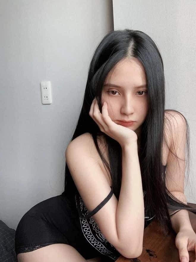 Thiên An -  tên đầy đủ Trần Nguyễn Thiên An (23 tuổi, Bình Dương). Năm 2019, nàng hot girl nổi lên như một hiện tượng khi góp mặt trong MV Sóng gió, trở thành nữ chính của Jack. Cô đã có màn kết hợp cực kỳ ăn ý với Jack, thậm chí cả hai còn vướng phải tin đồn hẹn hò tại thời điểm đó.