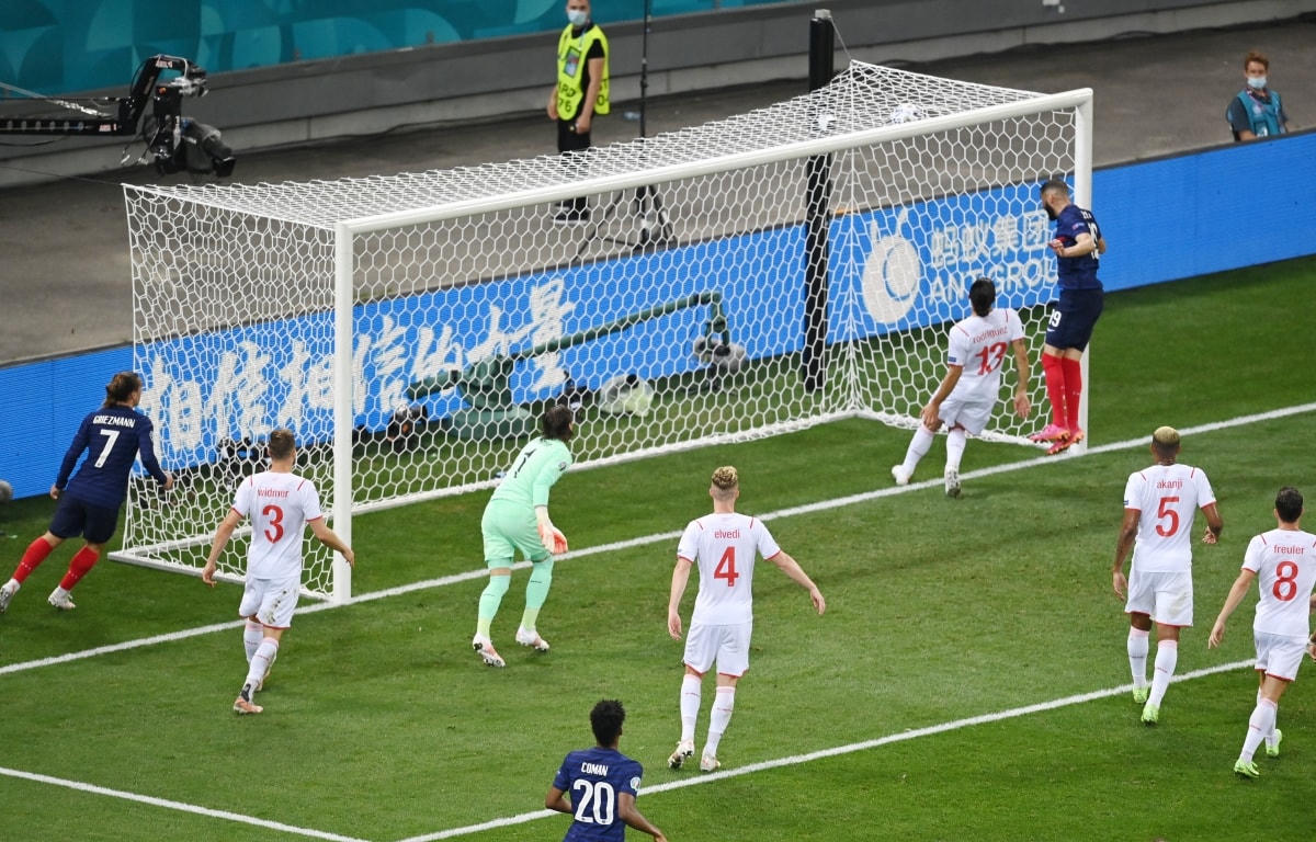 Benzema hoàn thành cú đúp của riêng mình giúp Pháp tạm dẫn 2-1.