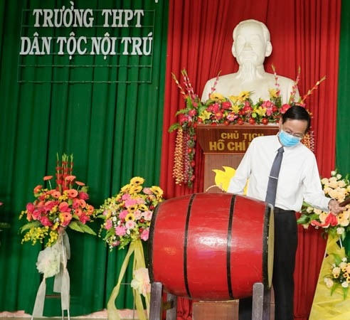 ông Nguyễn Đức Thanh, Bí thư Tỉnh ủy, Chủ tịch HĐND tỉnh Ninh Thuận, đánh hồi trống khai giảng năm học mới 2020-2021.