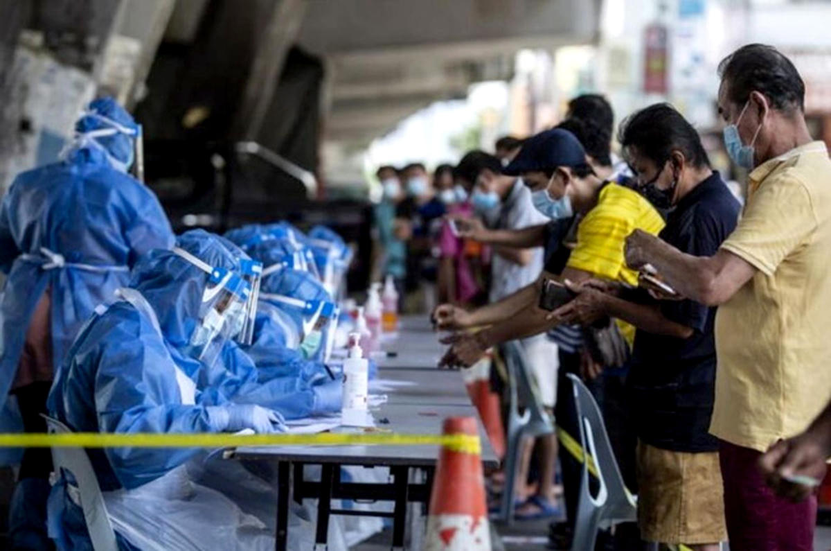 Người dân Indonesia xếp hàng chờ làm xét nghiệm Covid-19. Ảnh: Getty.