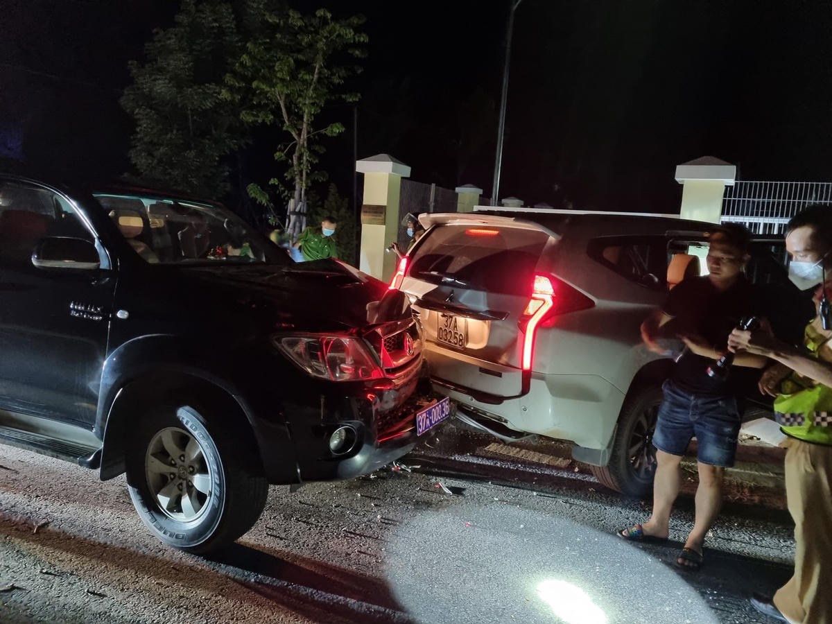 Khi bị phát hiện và truy đuổi, các đối tượng lái xe bỏ chạy, đồng thời cài số lùi, đâm vào xe biển xanh của lực lượng chức năng.