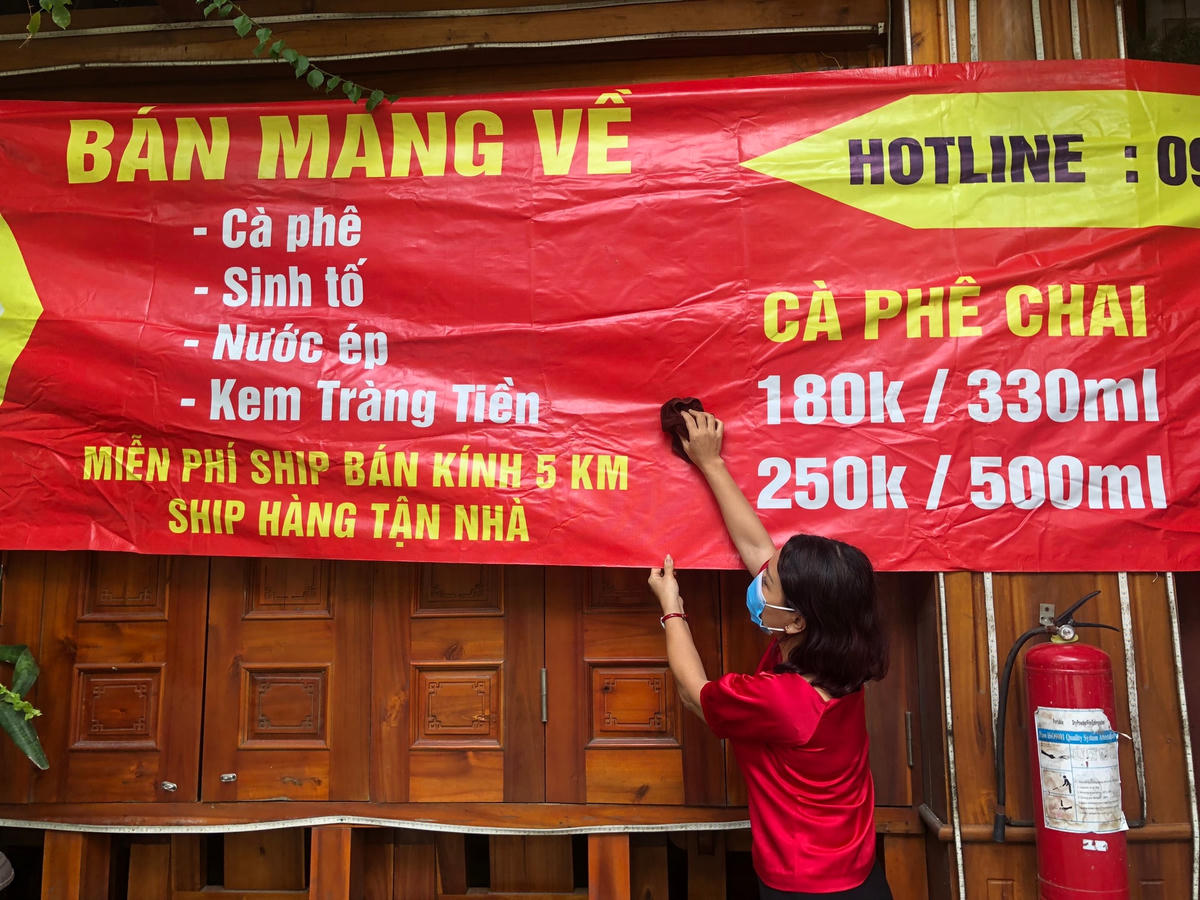 Chị Nguyễn Thị Kim Anh tất bật sửa soạn trước ngày mở bán.